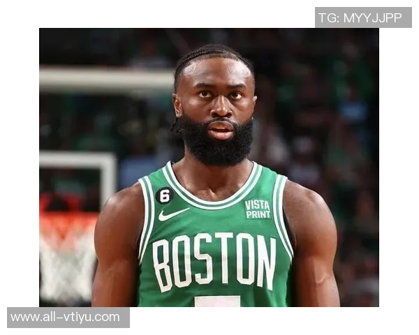 杰伦布朗三节狂砍30分5篮板助力球队进攻势头强劲