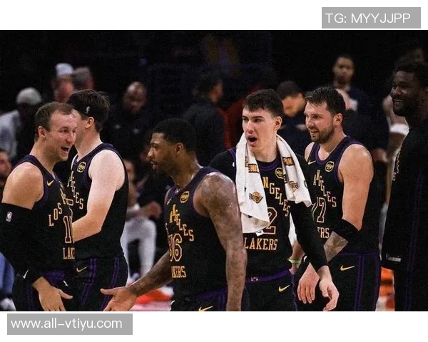 湖人本赛季对阵鹈鹕三战全胜展现强大实力与稳定表现